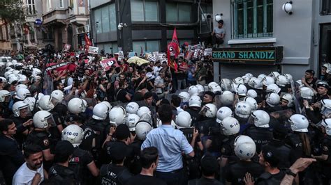  2013 Gezi Park Protests: İstanbul'ın Yeşil Kalbi'nde Bir Direnişin Kıvılcımı